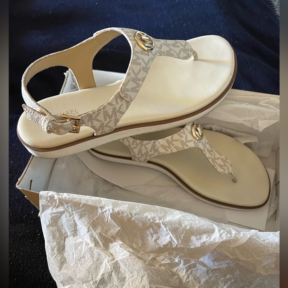 Michael Kors Judy Thong  size 9 1/2 M vanilla color EUC - Picture 2 of 4